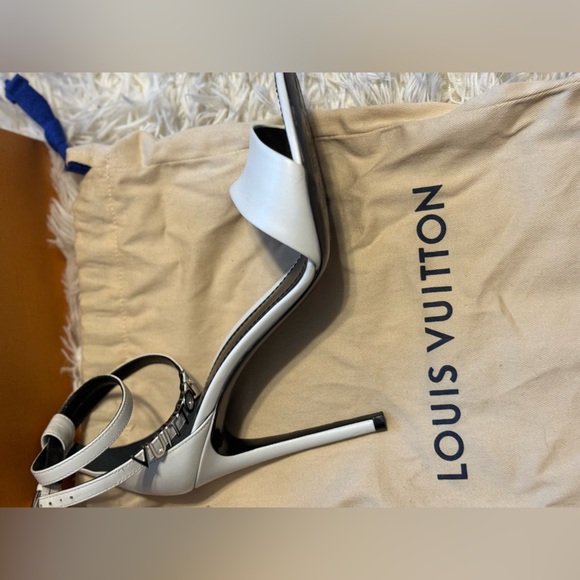 Louis Vuitton Shoes | Louis Vuitton
Calfskin Call Back Heels White Size 37 - Picture 10 of 11